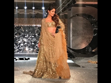 ICW 2018: Kareena Kapoor Khan closes for Falguni Shane Peacock in a 30 kg gold lehenga ICW 2018: Kareena Kapoor Khan closes for Falguni Shane Peacock in a 30 kg gold lehenga