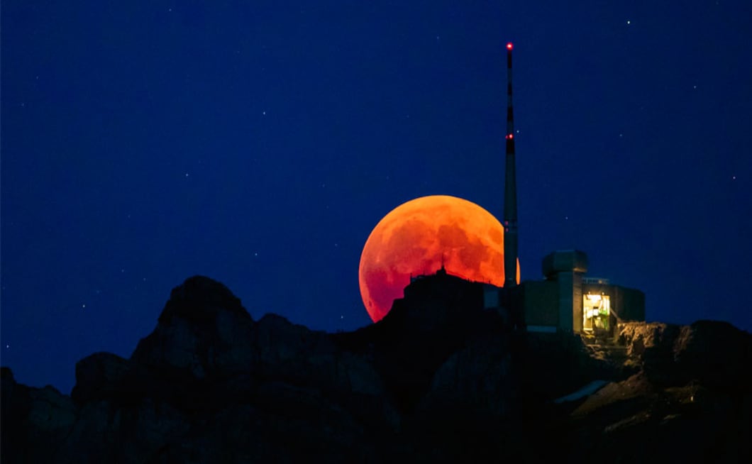 Lunar eclipse Crowds gather to observe 'blood moon' across the world