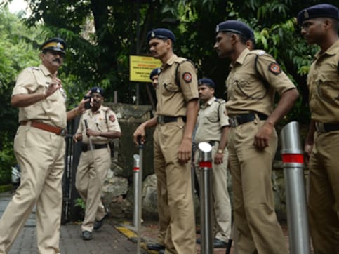Unidentified men fire at a scrap dealer in Mumbai's Andheri East area; victim stable Unidentified men fire at a scrap dealer in Mumbai's Andheri East area; victim stable