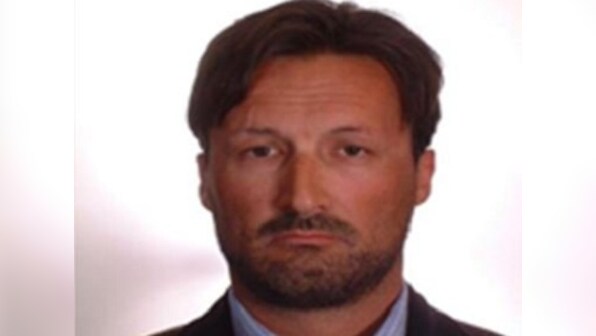 Mark Acklom, one of Britain's 'most wanted fugitives', arrested for pretending to be MI6 spy and swindling woman