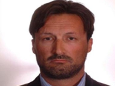 Mark Acklom, one of Britain's 'most wanted fugitives', arrested for pretending to be MI6 spy and swindling woman Mark Acklom, one of Britain's 'most wanted fugitives', arrested for pretending to be MI6 spy and swindling woman