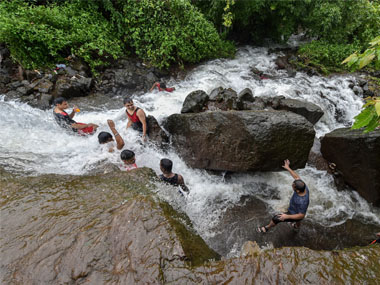 Maharashtra: One dead due to heavy rain at Chinchoti waterfall in Palghar district; NDRF rescues over 100 stranded tourists Maharashtra: One dead due to heavy rain at Chinchoti waterfall in Palghar district; NDRF rescues over 100 stranded tourists