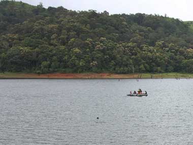 Kerala government puts army, navy, air force and coast guard on alert as Idukki dam nears full level, touches 2394.72 feet Kerala government puts army, navy, air force and coast guard on alert as Idukki dam nears full level, touches 2394.72 feet
