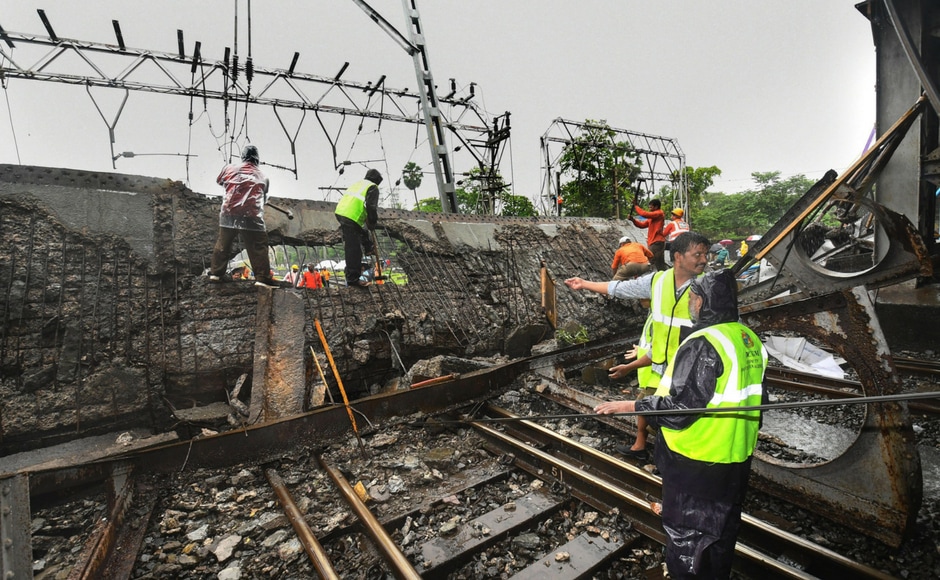 At least five people have been injured in the collapse, after heavy rains for over 16 hours. Chief Minister Devendra Fadnavis spoke to the Mumbai Police Commissioner and the BMC commissioner to ensure smooth traffic movement after the collapse of the Gokhale Bridge near Andheri Railway station. PTI At least five people have been injured in the collapse, after heavy rains for over 16 hours. Chief Minister Devendra Fadnavis spoke to the Mumbai Police Commissioner and the BMC commissioner to ensure smooth traffic movement after the collapse of the Gokhale Bridge near Andheri Railway station. PTI