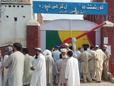   People queue in front of a polling station in Mardan, Khyber-Pakhtunkhawa. Riazul Haq / 101Reporters 