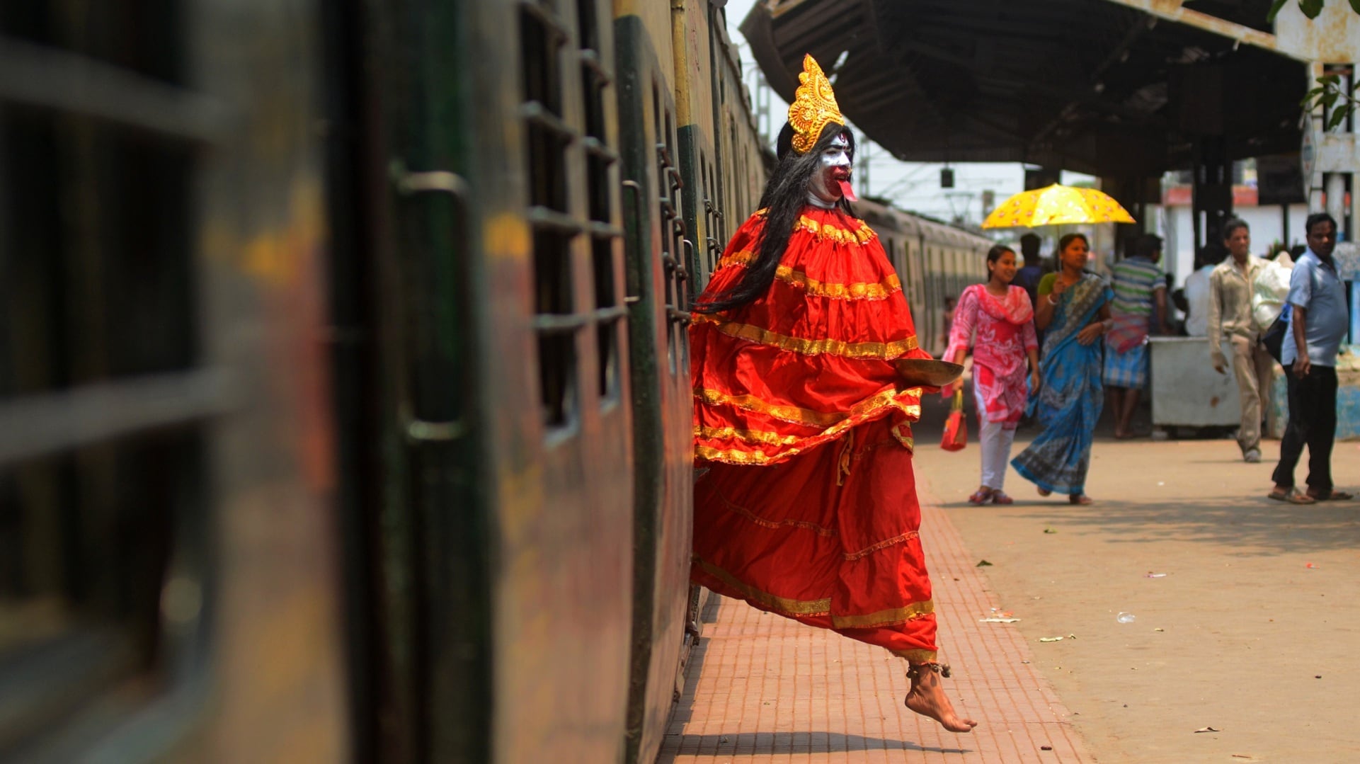 Rabi travels from Tarakeswar to Kolkata by train