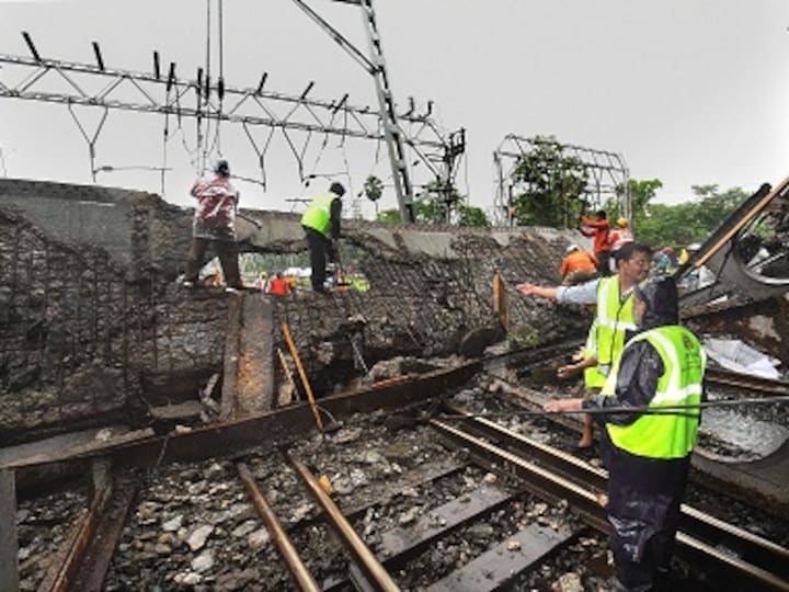 Andheri bridge collapse: Indian Railway says corrosion, overloading caused part of ROB to break off