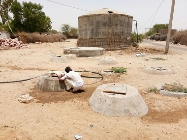 A man pulling water from a rank in Rajasthan's Barmer. Image Courtesy: Rangoli Agrawal/101Reporters