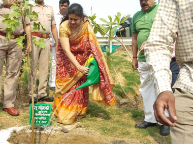 Uttar Pradesh turns battleground for quarrelling IAS, IPS officers as state's administration plummets to nadir Uttar Pradesh turns battleground for quarrelling IAS, IPS officers as state's administration plummets to nadir