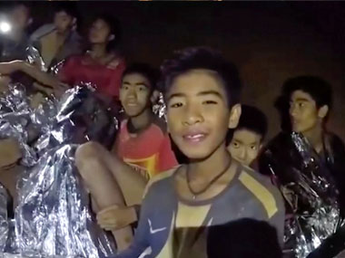 Coach of youth football team trapped in Thailand cave apologises to parents in note handed to divers Coach of youth football team trapped in Thailand cave apologises to parents in note handed to divers