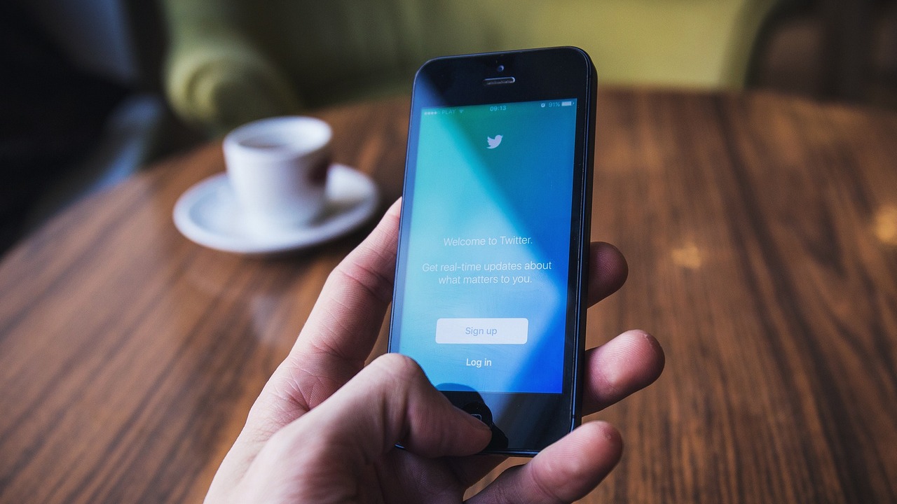 Twitter's new multitasking tool lets you see videos and browse at the same time Twitter's new multitasking tool lets you see videos and browse at the same time