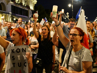 Thousands march towards Warsaw presidential palace to protest reforms to Polish judiciary Thousands march towards Warsaw presidential palace to protest reforms to Polish judiciary