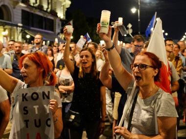 Thousands march towards Warsaw presidential palace to protest reforms to Polish judiciary