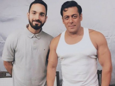Salman Khan’s new Bharat look leaked, actor resembles yesteryear star with a curl and white vest Salman Khan’s new Bharat look leaked, actor resembles yesteryear star with a curl and white vest