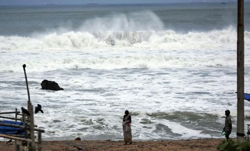 Four people feared drowned off Mumbai's Juhu beach, victims had ...