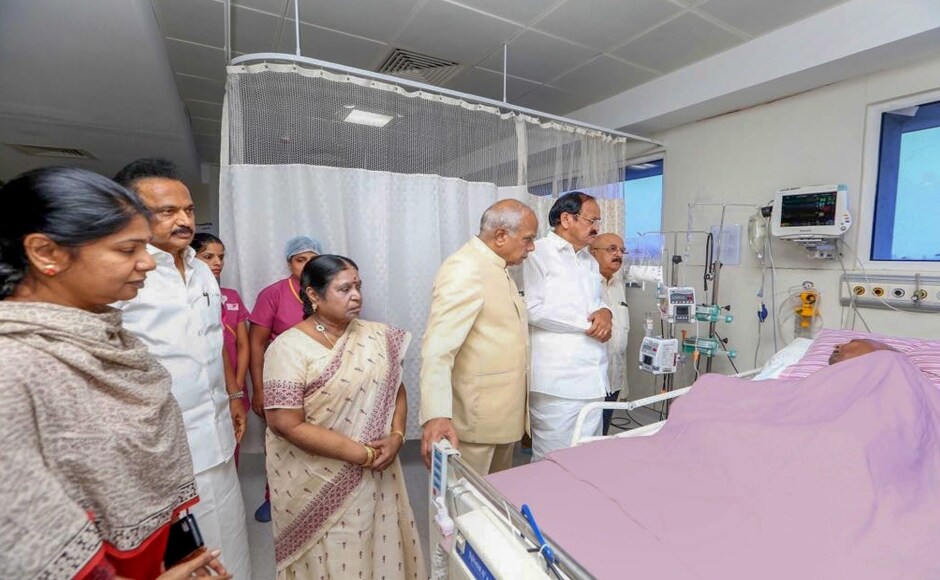 Many notable figures went to visit the former Dravida Munnetra Kazhagam (DMK) chief in the hospital, including Vice President Venkaiah Naidu. Tamil Nadu governor Banwarilal Purohit also accompanied Naidu on his visit. PTI Many notable figures went to visit the former Dravida Munnetra Kazhagam (DMK) chief in the hospital, including Vice President Venkaiah Naidu. Tamil Nadu governor Banwarilal Purohit also accompanied Naidu on his visit. PTI