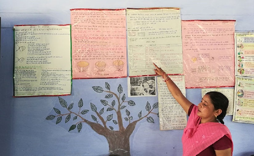 Anganwadi worker Annapurna explaining nutrition charts at Pitrupar Mehendia village in Farrukhabad. Image Courtesy: IndiaSpend/Swagata Yadavar