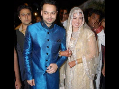 Ayesha Takia receives threatening messages from lawyer, husband Farhan Azmi tweets seeking police help Ayesha Takia receives threatening messages from lawyer, husband Farhan Azmi tweets seeking police help