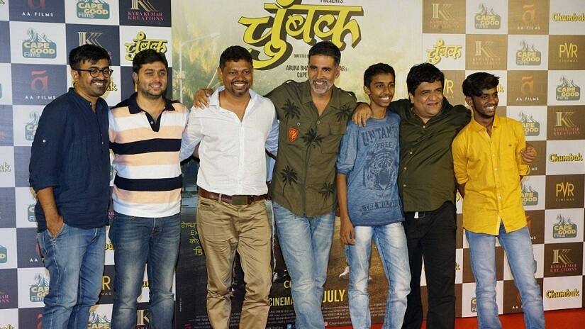 Akshay Kumar (centre) with the entire cast of Chumbak at the trailer launch. Image from Facebook