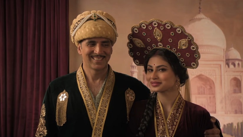 Akshay Kumar and Mouni Roy in 'Naino Ne Baandhi' from Gold. Youtube screengrab