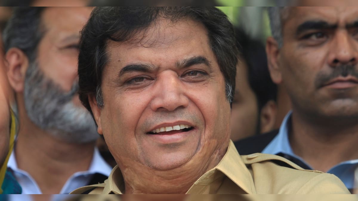 Pakistan PM Sharif's aide offers PKR 50,000 reward for anyone who rips ...