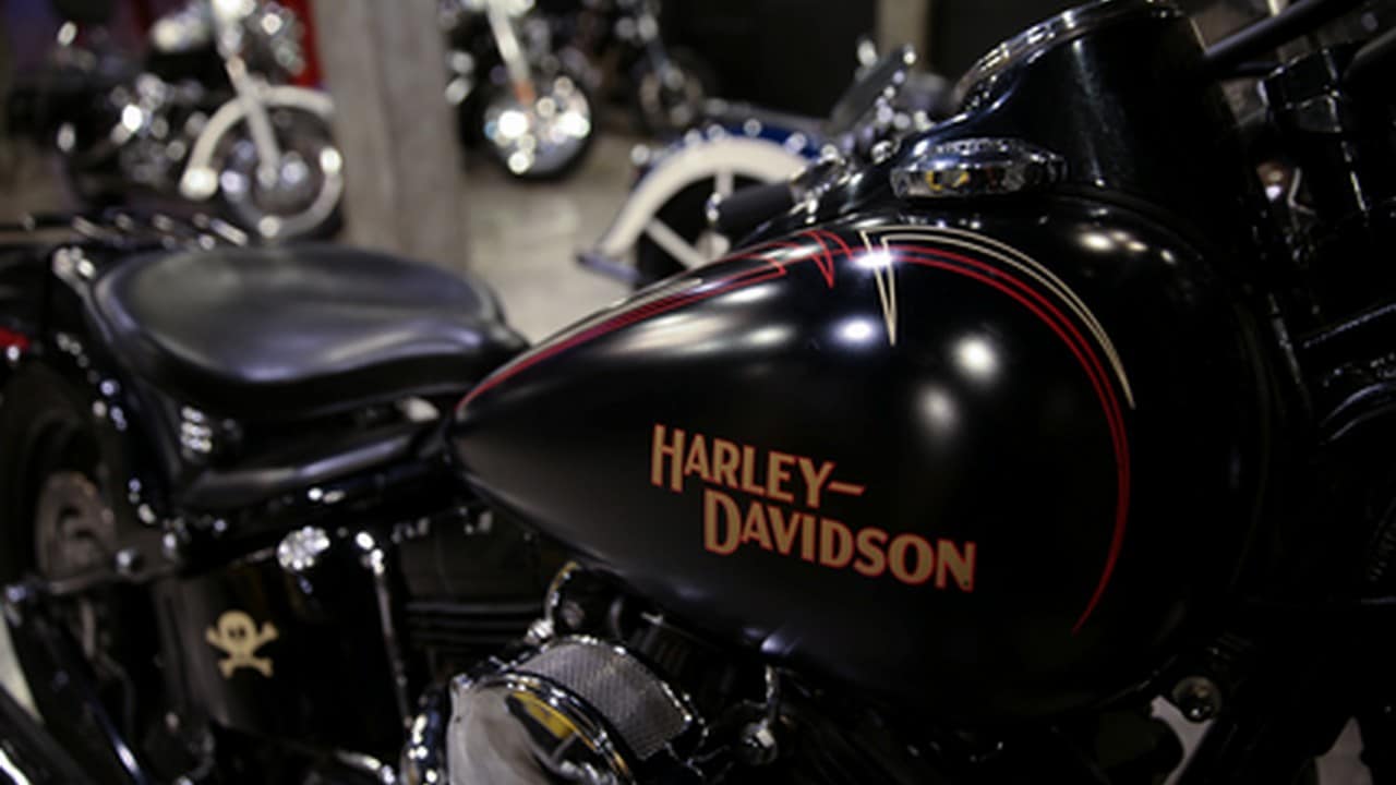 Harley Davidson motorcycles are displayed for sale at a showroom in Bangkok, Thailand, June 28, 2018. REUTERS/Athit Perawongmetha - RC13B9D3C2F0