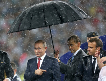 FIFA World Cup 2018: Vladimir Putin and his big umbrella at the finals spark a deluge of Twitter memes FIFA World Cup 2018: Vladimir Putin and his big umbrella at the finals spark a deluge of Twitter memes