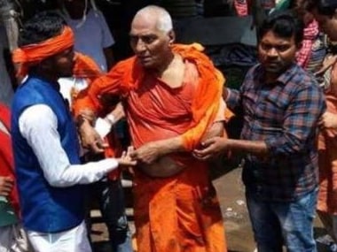 Swmi Agnivesh was attacked by a group of men in Jharkhand. Image courtesy: The Indian Express