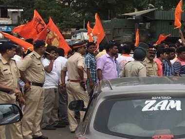 Maharashtra Bandh: BEST buses attacked in Mumbai; shopkeepers observe shutdown; local trains run on schedule Maharashtra Bandh: BEST buses attacked in Mumbai; shopkeepers observe shutdown; local trains run on schedule