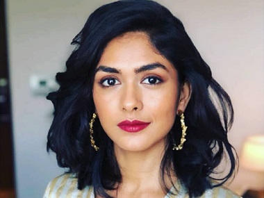 Super 30: Mrunal Thakur to play Kathak dancer opposite Hrithik Roshan in Anand Kumar biopic Super 30: Mrunal Thakur to play Kathak dancer opposite Hrithik Roshan in Anand Kumar biopic