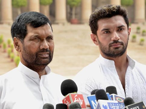 Ram Vilas Paswan, his son Chirag meet Amit Shah to discuss seat-sharing in Bihar ahead of 2019 polls Ram Vilas Paswan, his son Chirag meet Amit Shah to discuss seat-sharing in Bihar ahead of 2019 polls