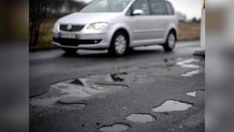 Mumbai potholes: MNS members protest against lack of maintenance, dig up pavement outside Mantralaya; eight arrested