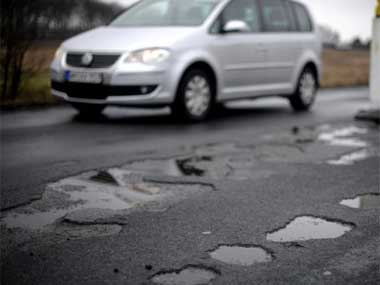 Mumbai potholes: MNS members protest against lack of maintenance, dig up pavement outside Mantralaya; eight arrested Mumbai potholes: MNS members protest against lack of maintenance, dig up pavement outside Mantralaya; eight arrested