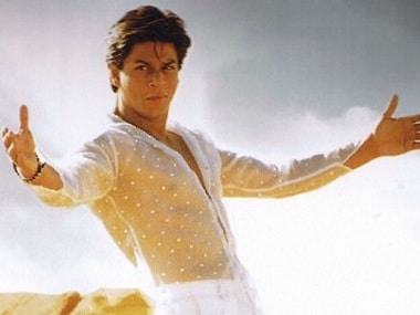 Trending: SRK strikes his iconic pose for fans from Mannat on Eid
