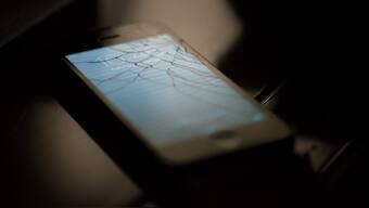 Blue light from using screens in the dark could speed up blindness: Study