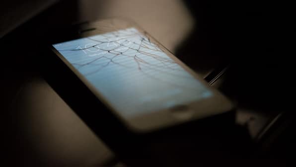 Blue light from using screens in the dark could speed up blindness: Study