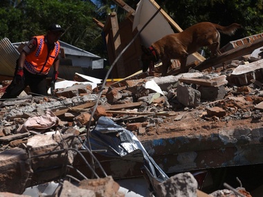 Toll in Indonesia earthquake rises to 131; rescuers intensify efforts to find people buried under rubble Toll in Indonesia earthquake rises to 131; rescuers intensify efforts to find people buried under rubble