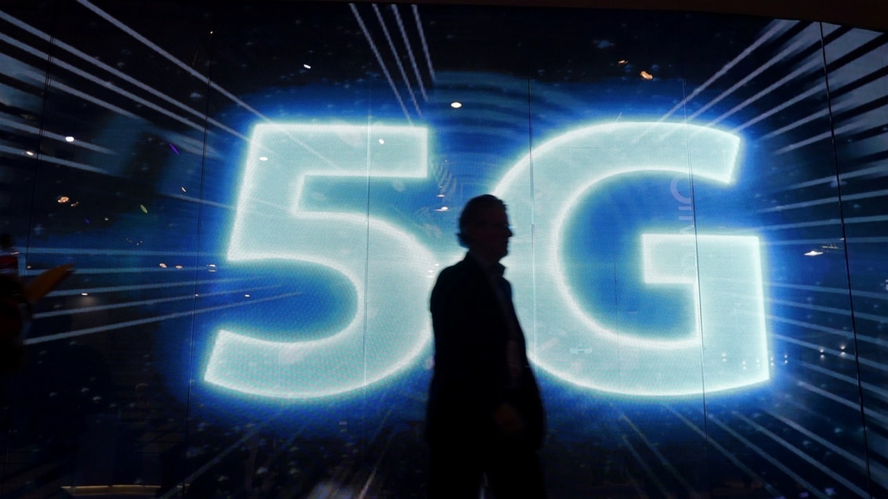 A visitors walks past a 5G sign during Mobile World Congress in Barcelona, Spain, February 28, 2017. REUTERS/Eric Gaillard - RC1FED28BDE0