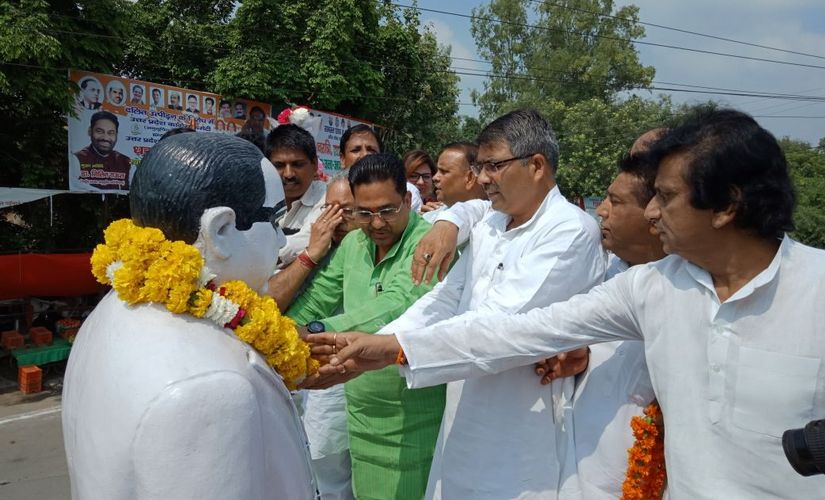 Uttar Pradesh BJP's general secretary Sunil Bansal had earlier garlanded the statue.