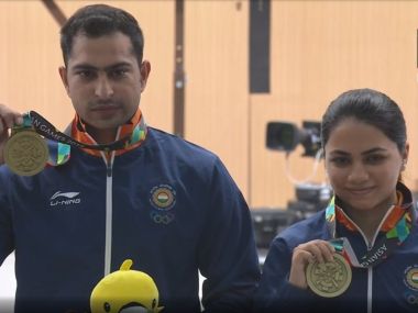 Apurvi Chandela and Ravi Kumar pose with their bronze medals. Image courtesy: SonyLIV