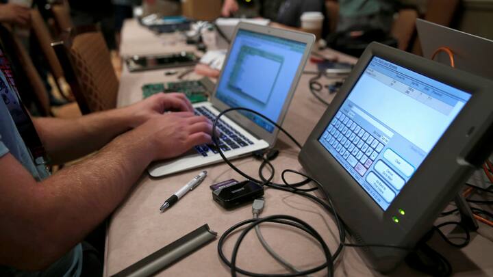 Hackers at Def Con break into voting machines to identify security flaws Hackers at Def Con break into voting machines to identify security flaws