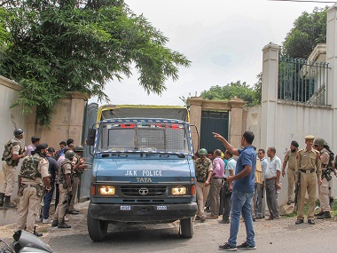Security breach at Farooq Abdullah's residence: Magisterial inquiry ordered into killing of man who attempted to break into house Security breach at Farooq Abdullah's residence: Magisterial inquiry ordered into killing of man who attempted to break into house
