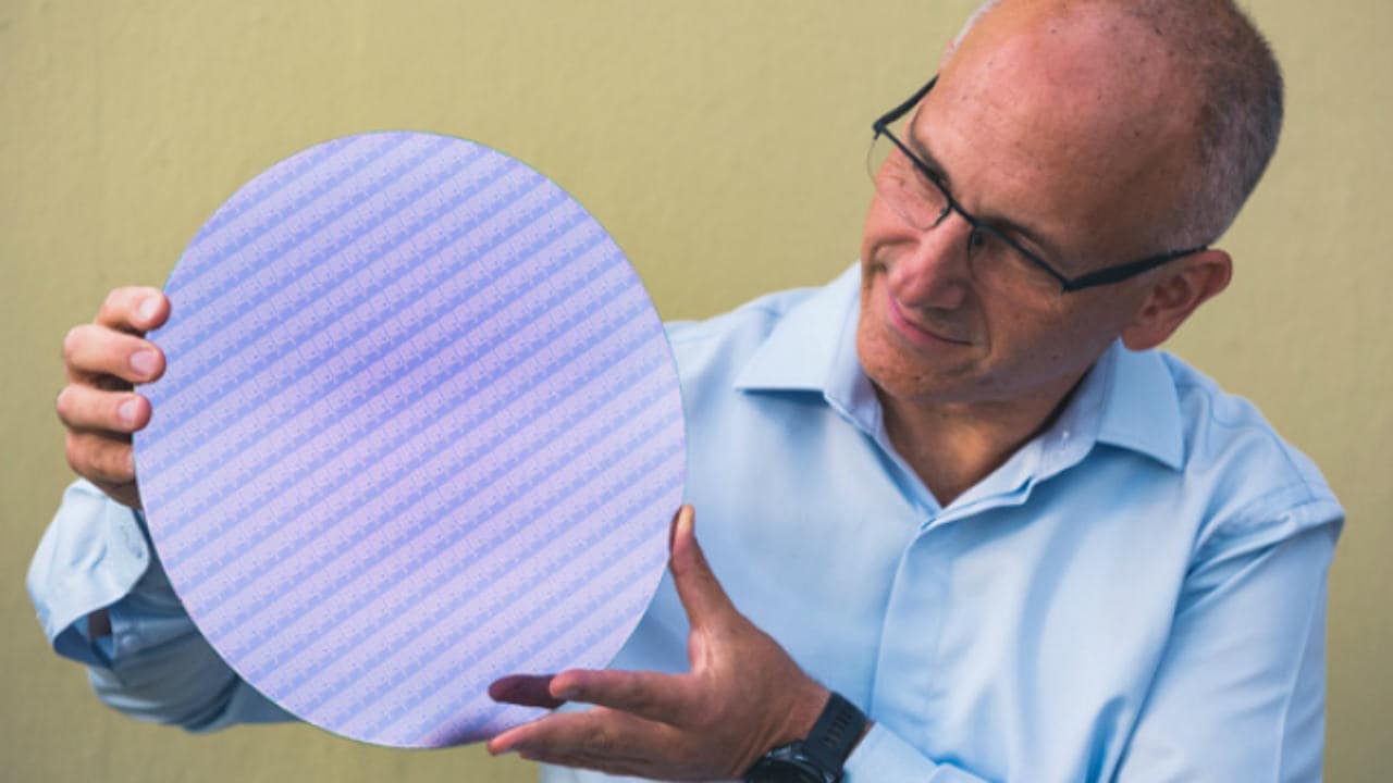 Ran Senderovitz, vice president in the Client Computing Group at Intel Corporation, holds an 8th Gen Intel Core U-series processor wafer. Image: Intel