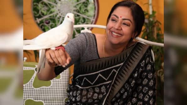 Kaatrin Mozhi new stills show Jyothika in an unembellished avatar, playing with a pet pigeon