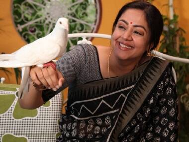 Kaatrin Mozhi new stills show Jyothika in an unembellished avatar, playing with a pet pigeon