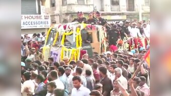 Watch: Thousands of mourners throng Karunanidhi's funeral 
