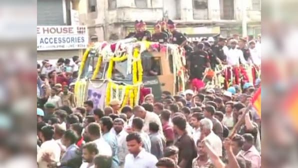 Watch: Thousands of mourners throng Karunanidhi's funeral 