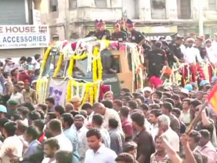 Watch: Thousands of mourners throng Karunanidhi's funeral  Watch: Thousands of mourners throng Karunanidhi's funeral