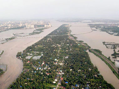 Kerala floods: Weather department issues 'red alert' as heavy rain hampers relief operations Kerala floods: Weather department issues 'red alert' as heavy rain hampers relief operations