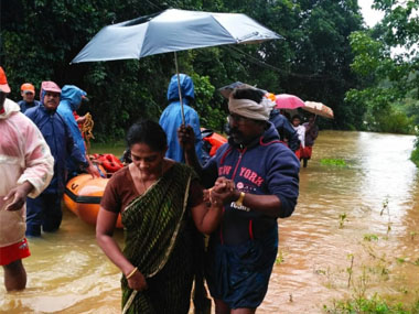 Pilot who executed rooftop landing during Kerala flood rescue ops says Seaking helicopter could have disintegrated in seconds Pilot who executed rooftop landing during Kerala flood rescue ops says Seaking helicopter could have disintegrated in seconds